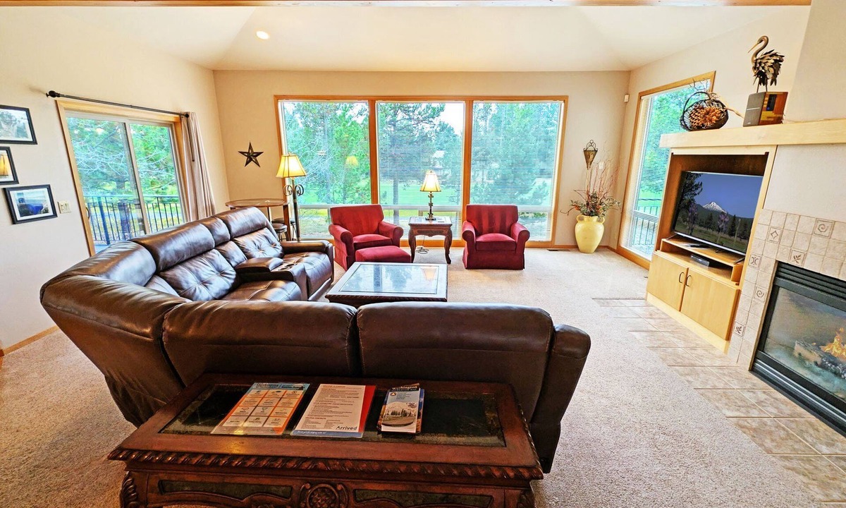 Sunriver House | 11 Tournament - Golf Course Executive, Pool Table, Hot Tub, Bikes, A/C, SHARC Passes, Fireplace