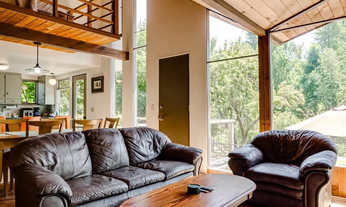 Springfield House | 2BR + Loft Space | 5 Min to Autzen & River
