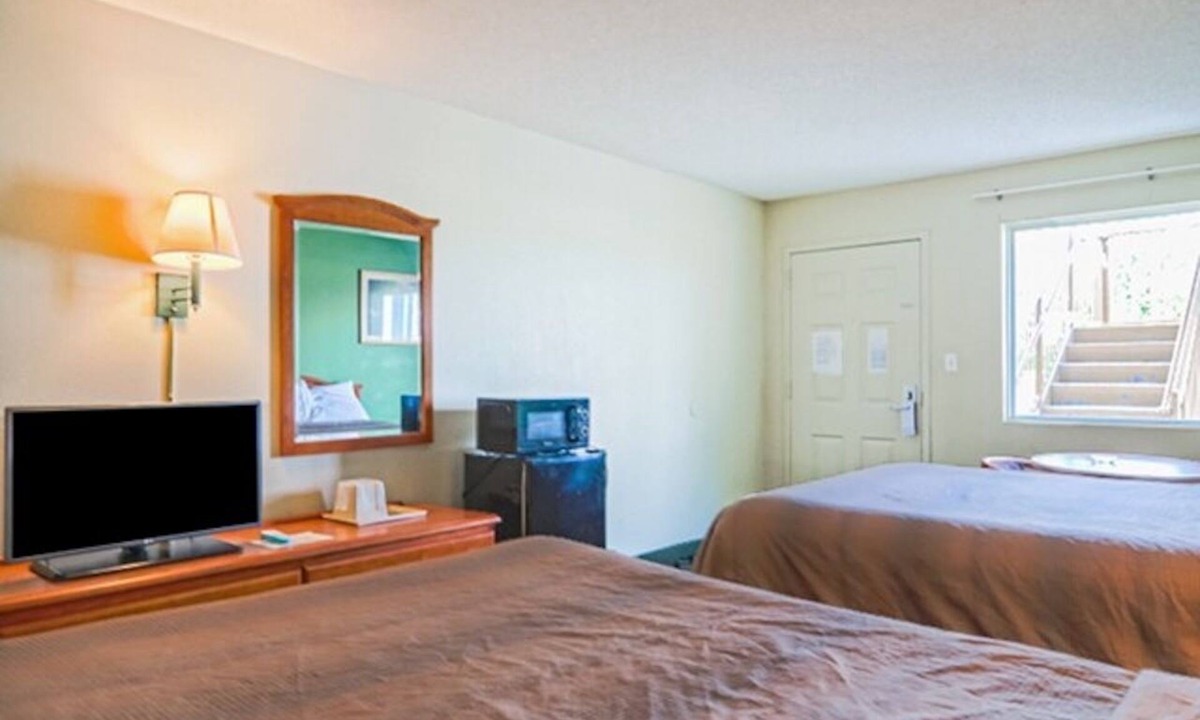Ashburn Hotel | 3 Accommodations near Recreation Park | 2 Queen Beds | Free Parking