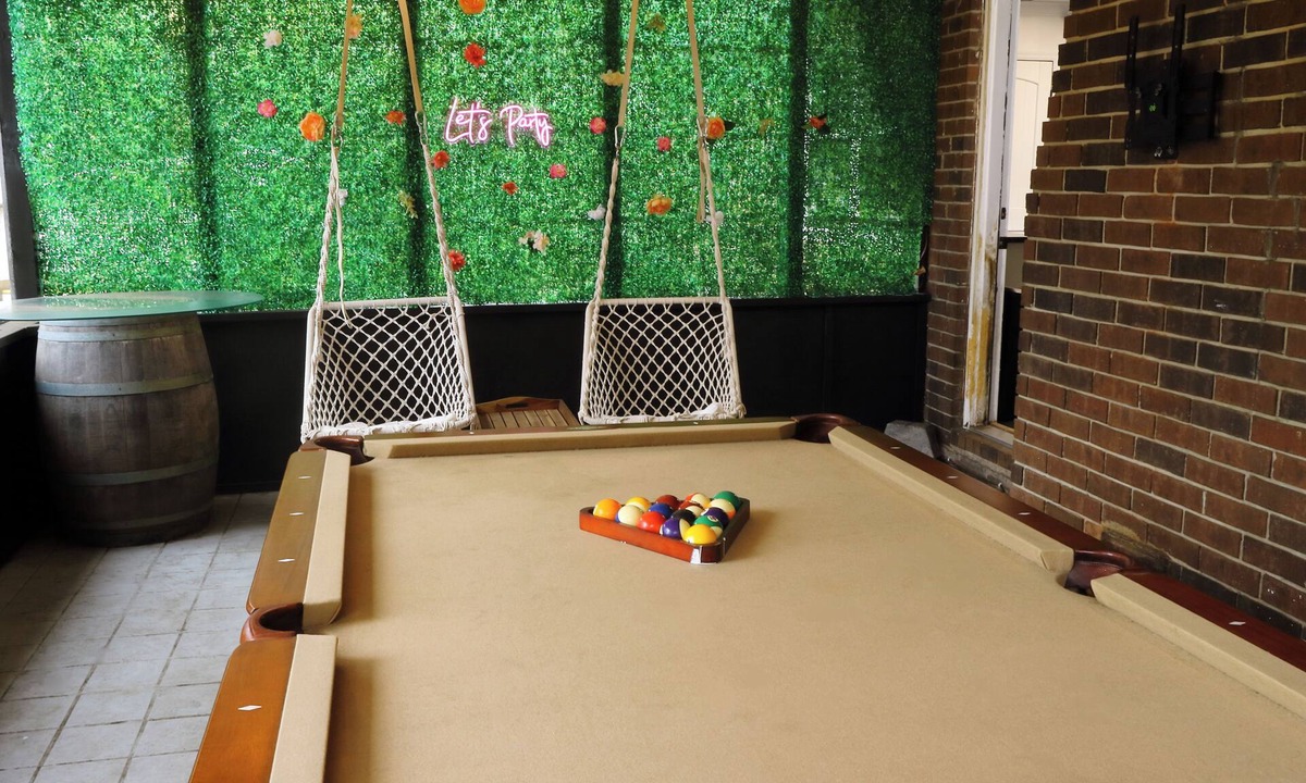 Montgomery House | 3bed 2bath Firepit, Pool Table, Darts, Pool.