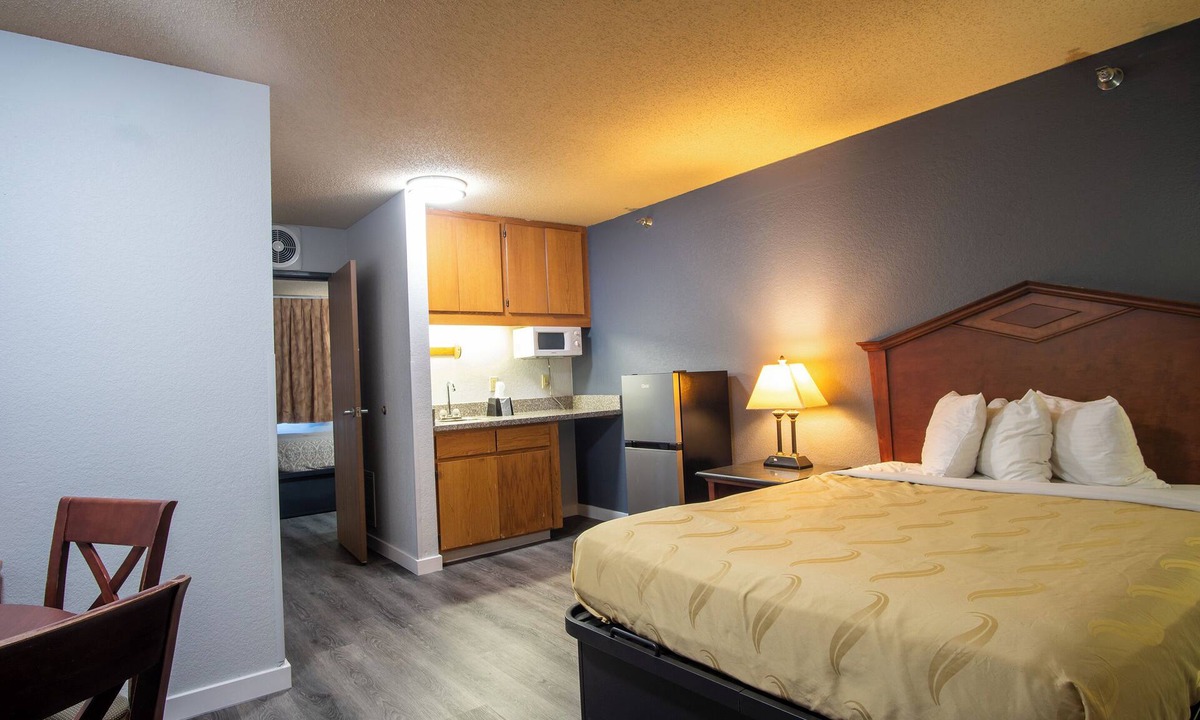 Eagan Hotel | Blue Way Inn Eagan Extended Stay - 1 King Bed Non Smoking