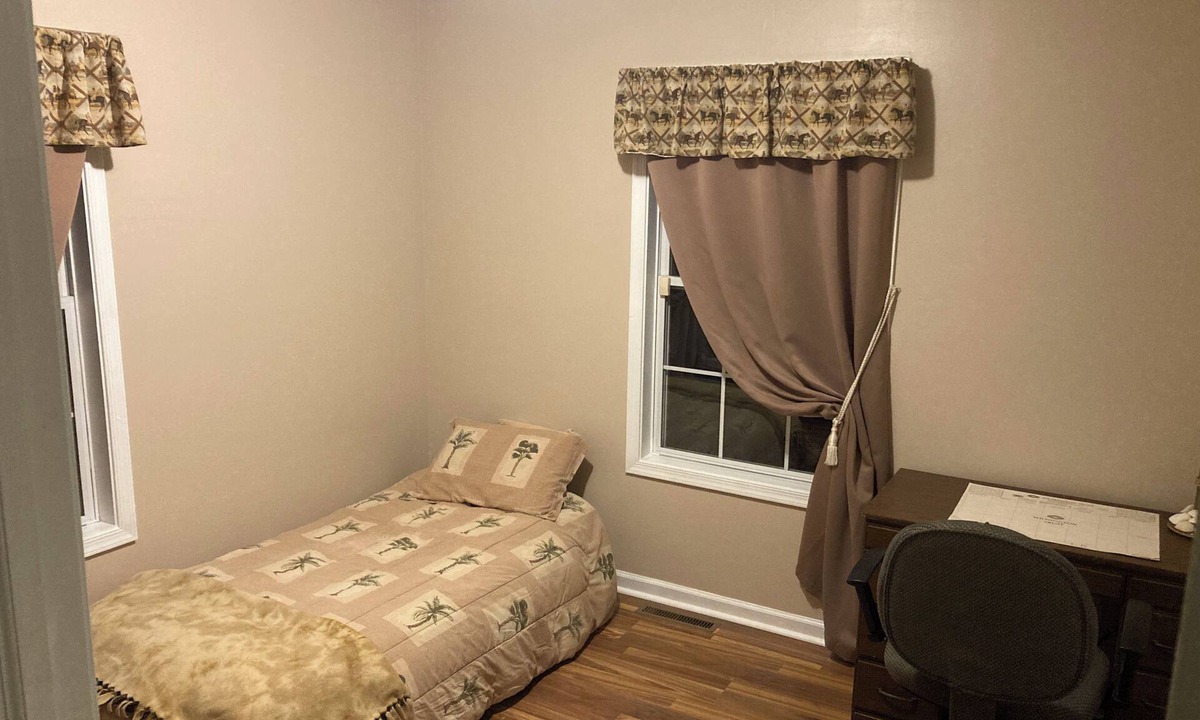 Marydel House | BR keyed different locks rent separate or together. Kitchen, lr, laundry shared