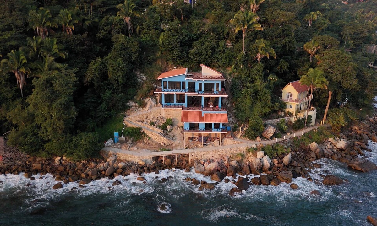 Yelapa House | Casa Azul – Oceanfront Estate w/Rooftop Deck
