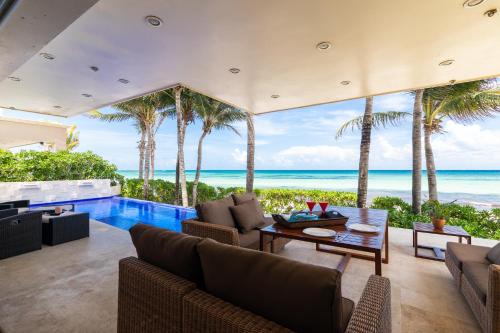 Playacar Fase I House | Casa Martini- Oceanfront private pool house for 6