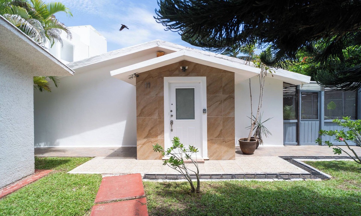Zona Hotelera House | Charming 3BR House, Close To The Beach