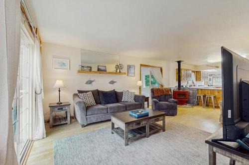 Mapleton House | Charming home on the Siuslaw River with a fire pit WiFi & W&D