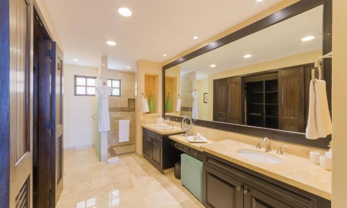 Amapas Resort | Christmas week at Garza Blanca luxury resort: 2-bdrm Beachfront suite in PV.