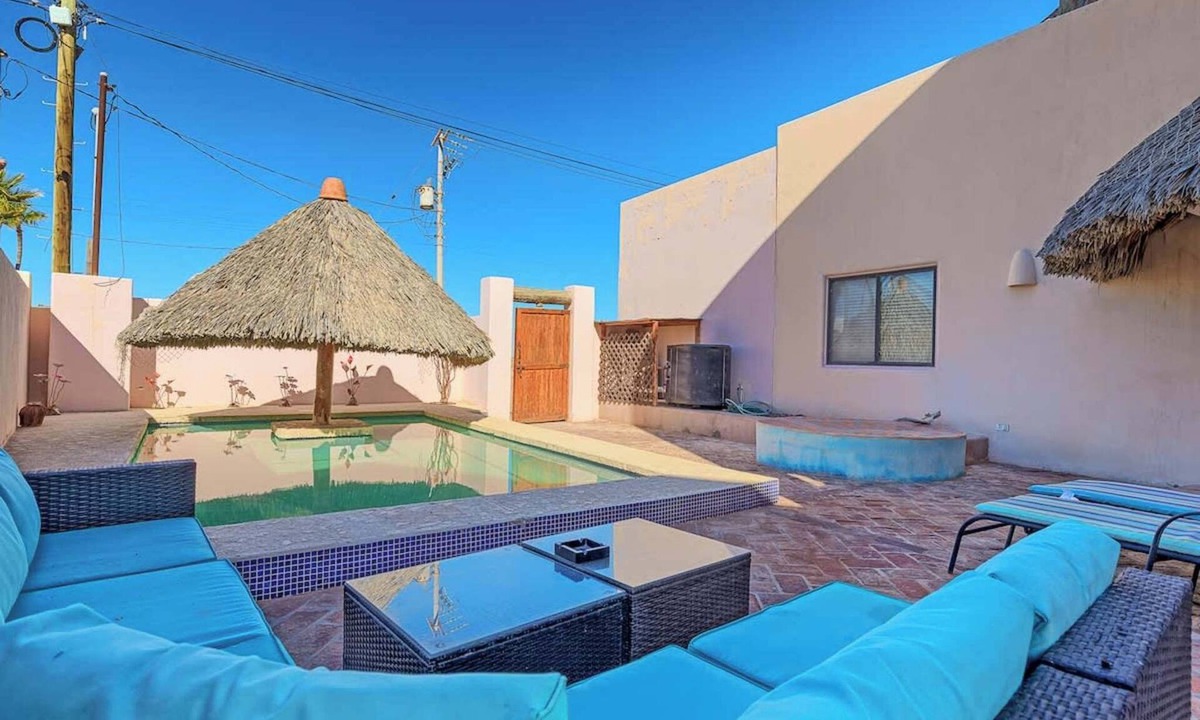 Las Conchas House | Colorful Oceanview Home with Pool Casa en el Cielo