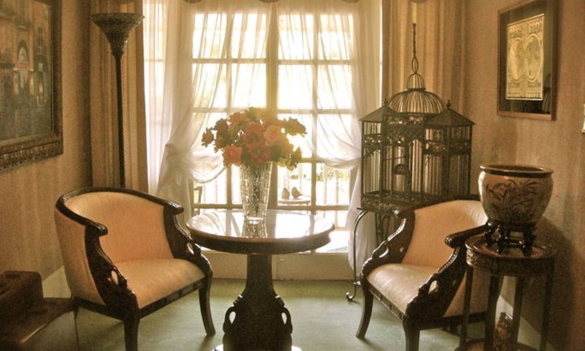 Bainbridge Bed & Breakfast | Commodore Bed & Breakfast / Red Room