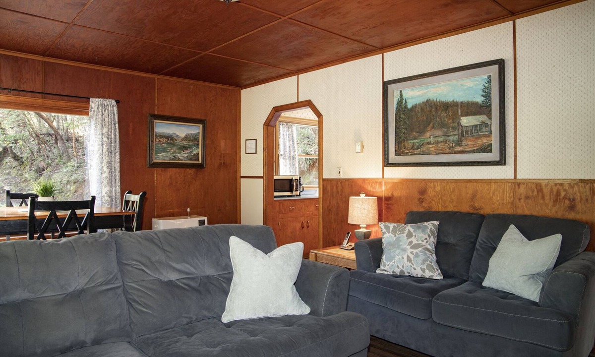 Galice Cottage | Cozy, Country Cottage Near the Rogue River