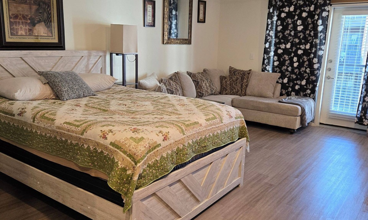 Fort Worth Apartment | Cozy studio apartment in fabulous Fort Worth! Close to downtown and West 7th!