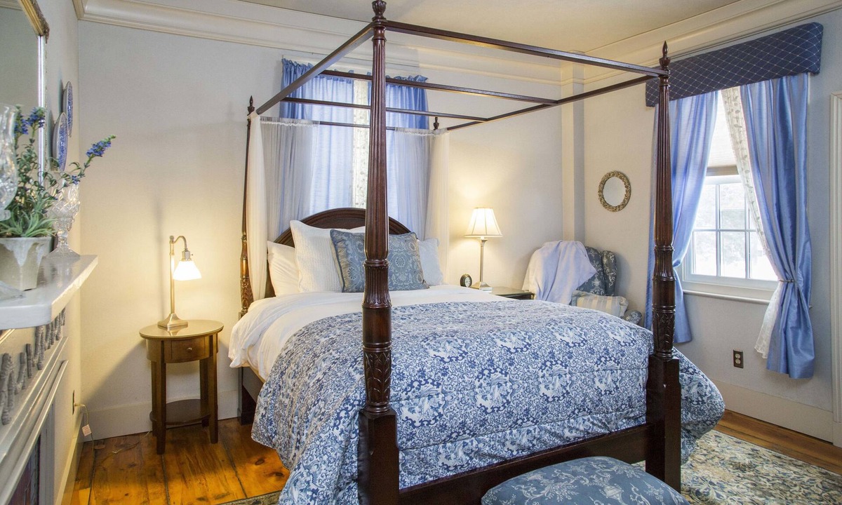 South Hadley Bed & Breakfast | Daniel Stebbins House
