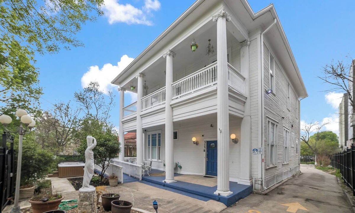 Tobin Hill House | Downtown Mansion 10 bedrooms/7.5 baths, 34+ people, 11car gated parking, Jacuzzi