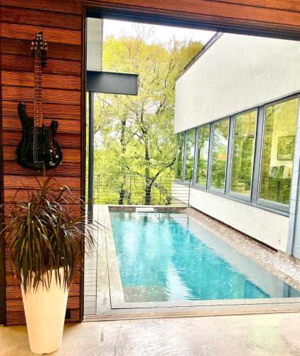 Riverside House | Downtown Modern With A View
