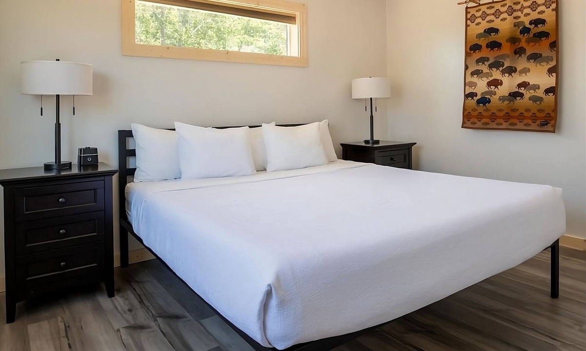 Boardman Hotel | Enjoy Stunning Views Across the Columbia River! 3 Relaxing Cabins, Outdoor Pool