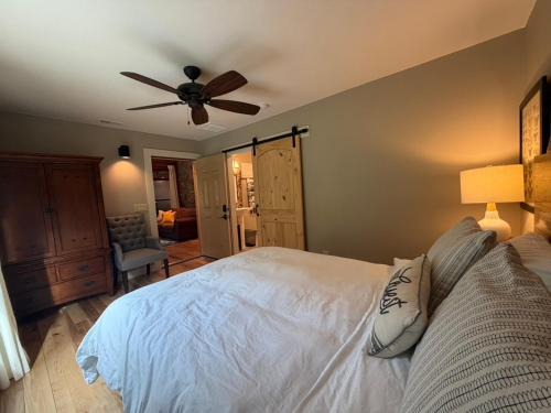 Sylva House | EriVio Walteri-Riverfront-Private Entry