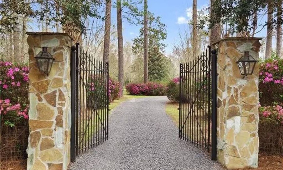 Covington House | Fall Getaway with River Views Deck Gym 1.5 Acres 4BR Sleeps 10+