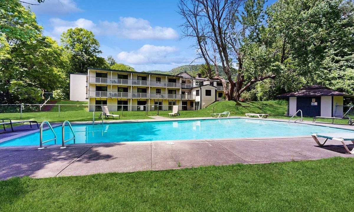 Warren Apartment | Four Season Condo: seasonal pool, ski, hike & golf