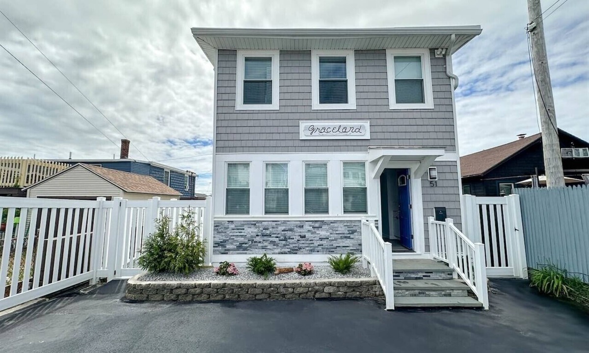 Salisbury Beach House | Graceland - Steps to the Beach