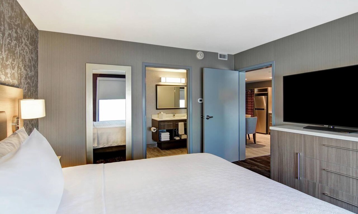 Southwest Edmonton Hotel | Home2 Suites by Hilton Edmonton South