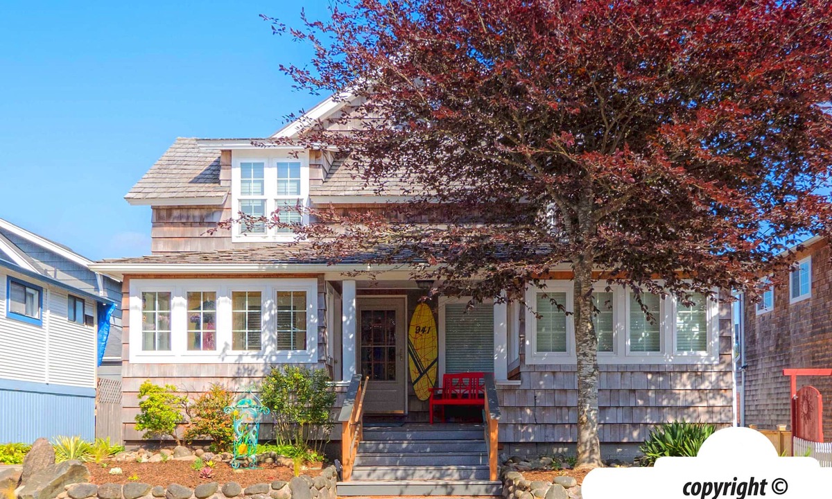 Seaside House | HOT TUB: THE BEACH BALL HOUSE: 650ft to BEACH: Seaside Vacation Homes, Inc Mana