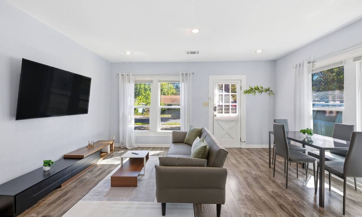 Hyde Park House | HydePark Stay UT Modern 2BR/1.5BA Yard & Parking