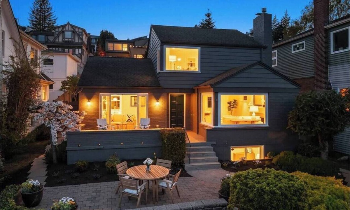 Laurelhurst House | Lake Views Galore! - Minutes to UW & Light Rail - Premium Neighborhood
