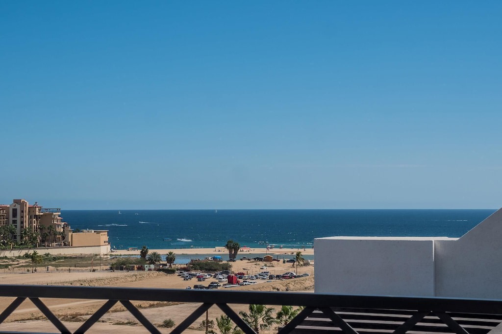 El Medano Ejidal Condo | LUXURIOUS PENTHOUSE W/ ROOFTOP JACUZZI WALK TO Beach/Downtown