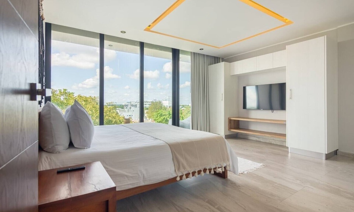Tohoku Apartment | Luxury 3BD Penthouse 3 Blk from 5th Ave With Pool