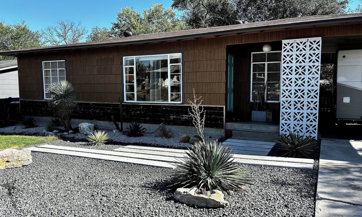 Willshire Terrace House | Mid century bungalow mins to Pearl, dt, airport