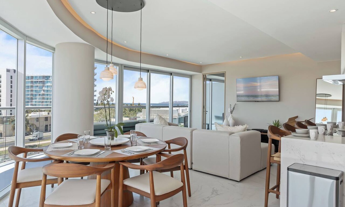 Flamingos Condo | Modern 3BR Oasis | Rooftop Pool | Steps to Beach