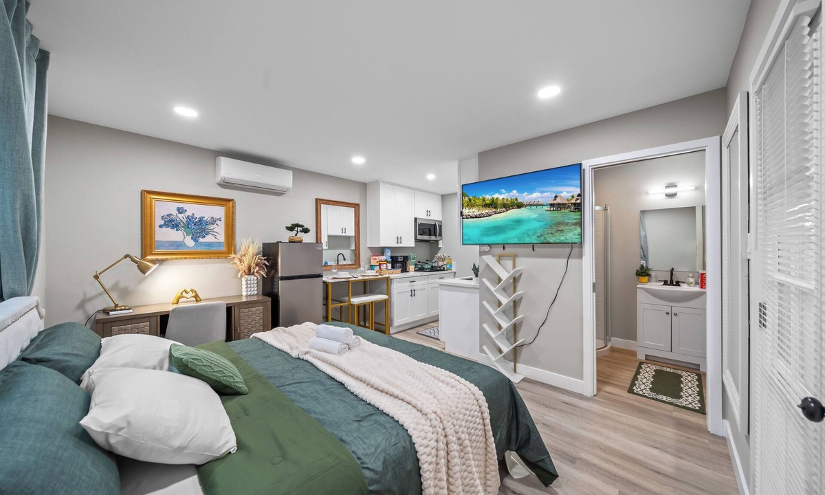 La Presa Apartment | Modern Studio w King Bed, Full Kitchen, Gated Yard