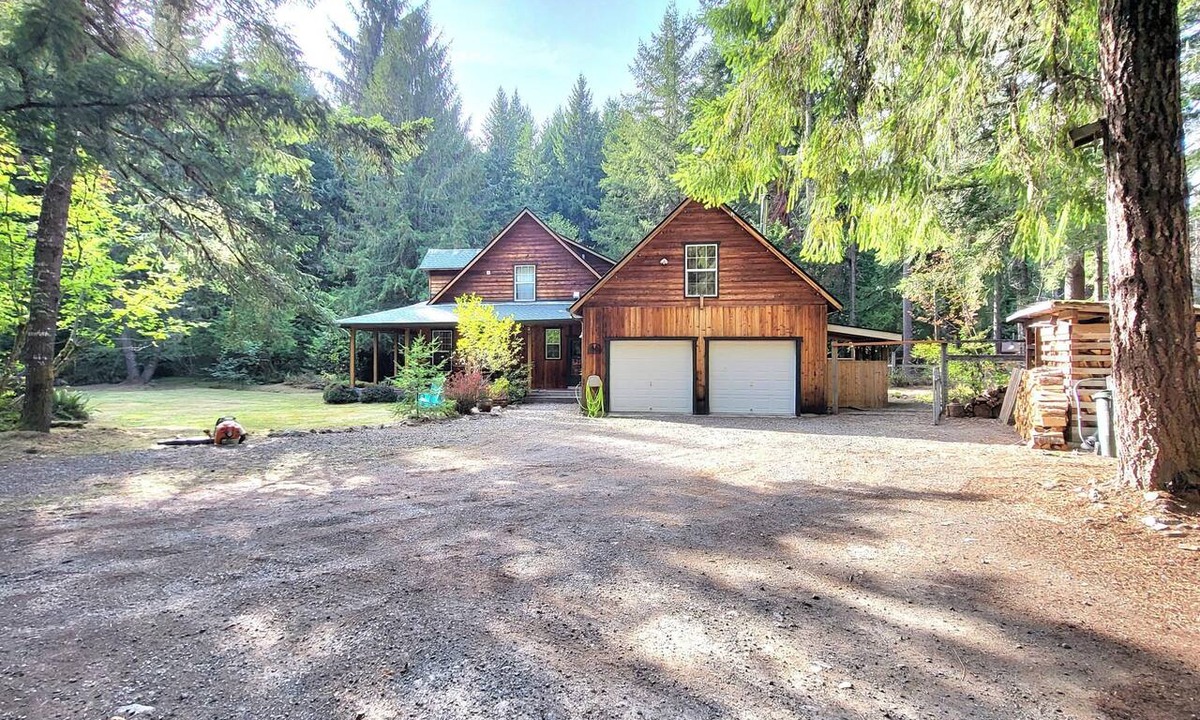 Enumclaw House | Mountain cabin - fun in all seasons!