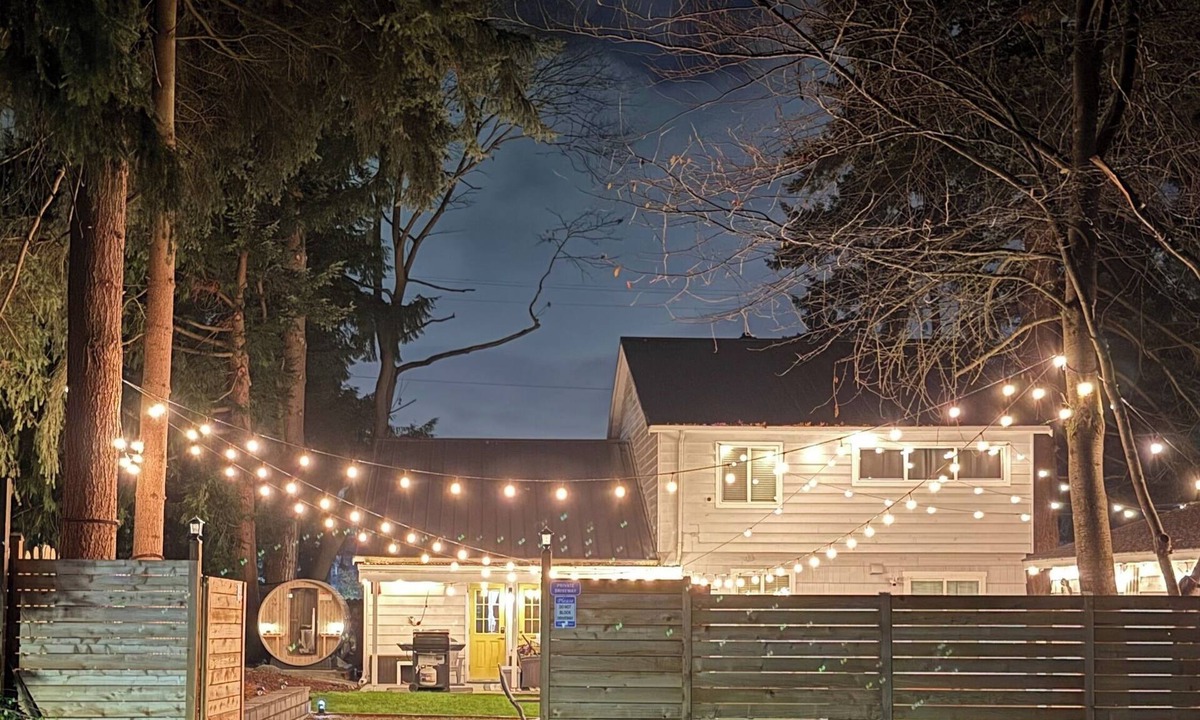 Olympic Hills House | NW Lodge Seattle: Close to Train, AC, Sauna, 2 King Bed, Big Fenced Yard/Parking