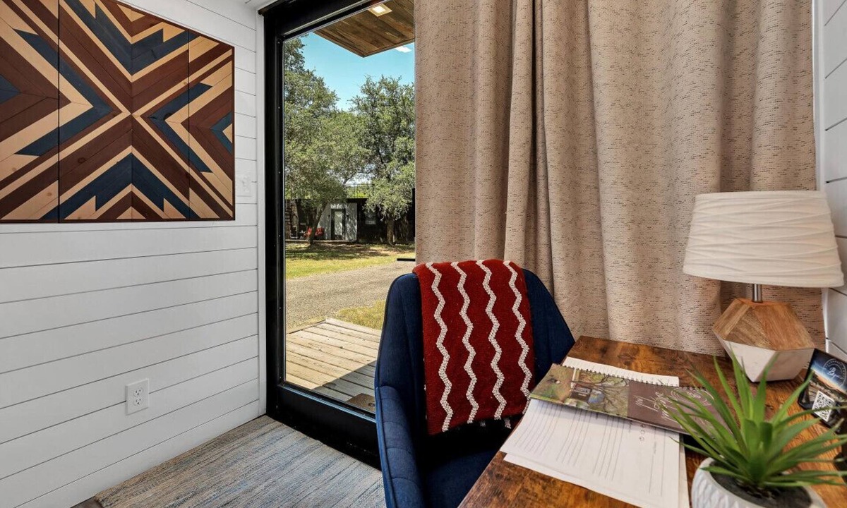 Waco House | Oak Harbor - Container Home Near Baylor, Magnolia