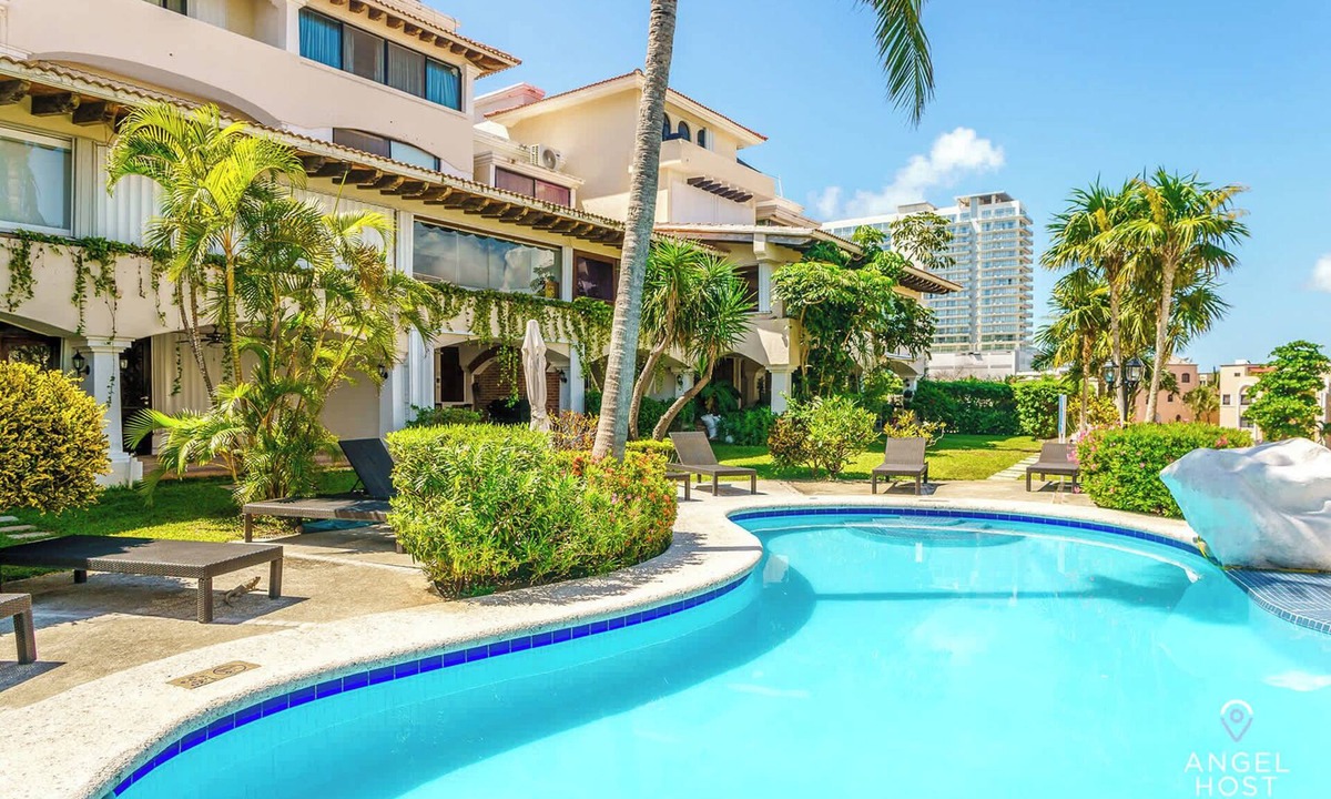 Zona Hotelera House | Oceanside Beach house, Pool & Short walk to Beach
