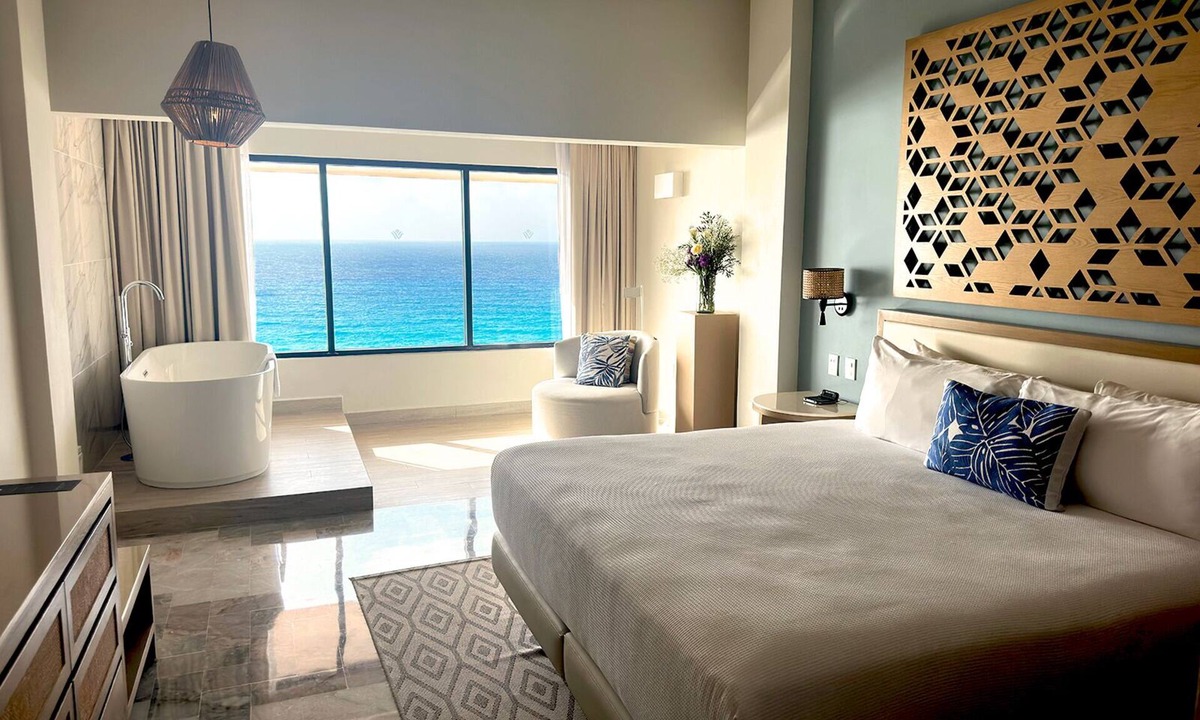 Zona Hotelera House | Oceanview 1BD Master Suite at Luxury Cancun Resort – Beach, Pools, Dining