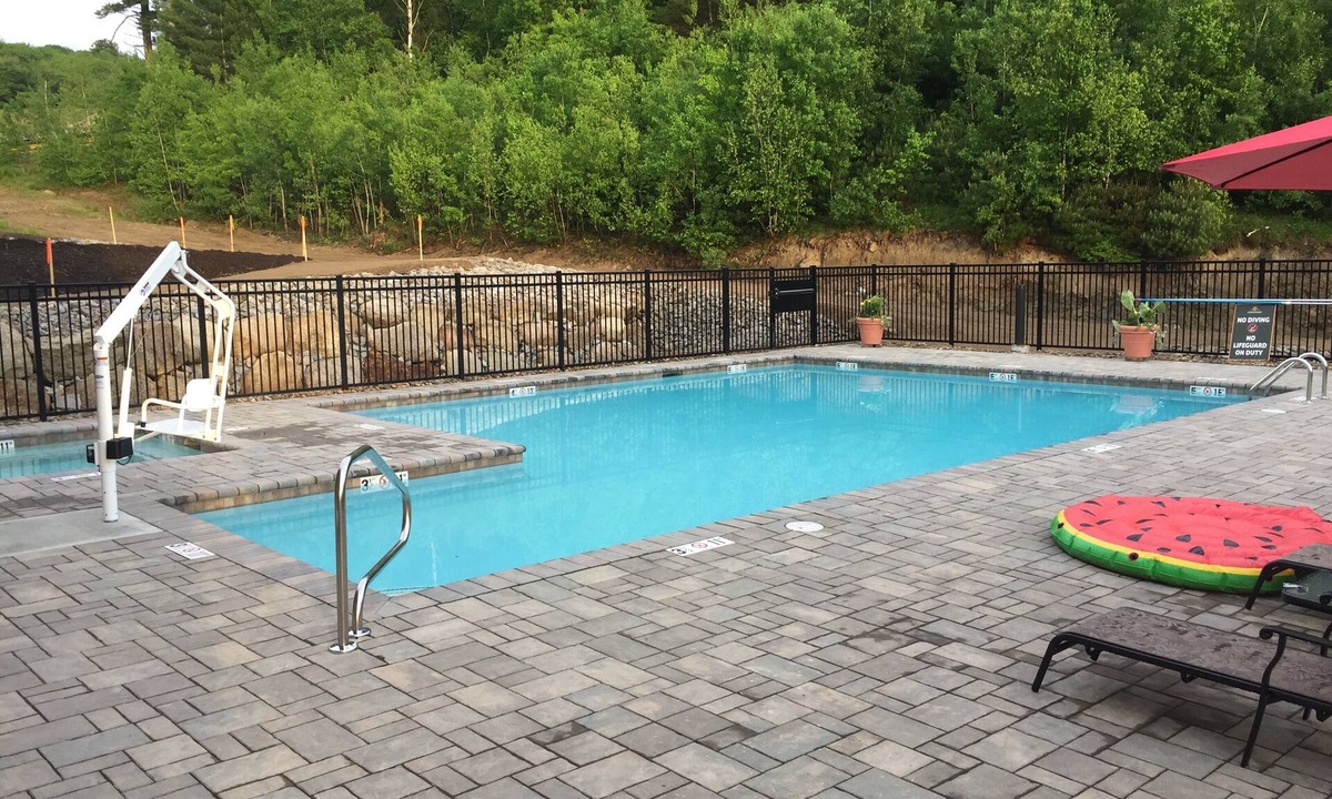 North Conway Condo | On Mt Cranmore with pool and hot tub. Lots of activities on the mountian