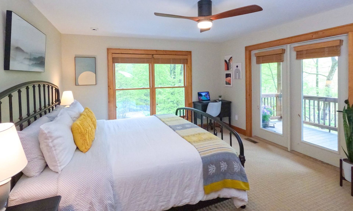 Dillard Cabin | Private Cabin Getaway w/Fireplace, View & Games 🏔️⛳️