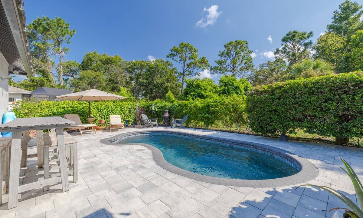 Tarpon Springs House | Relaxing Poolside Oasis- 5 minutes to downtown Sponge Docks