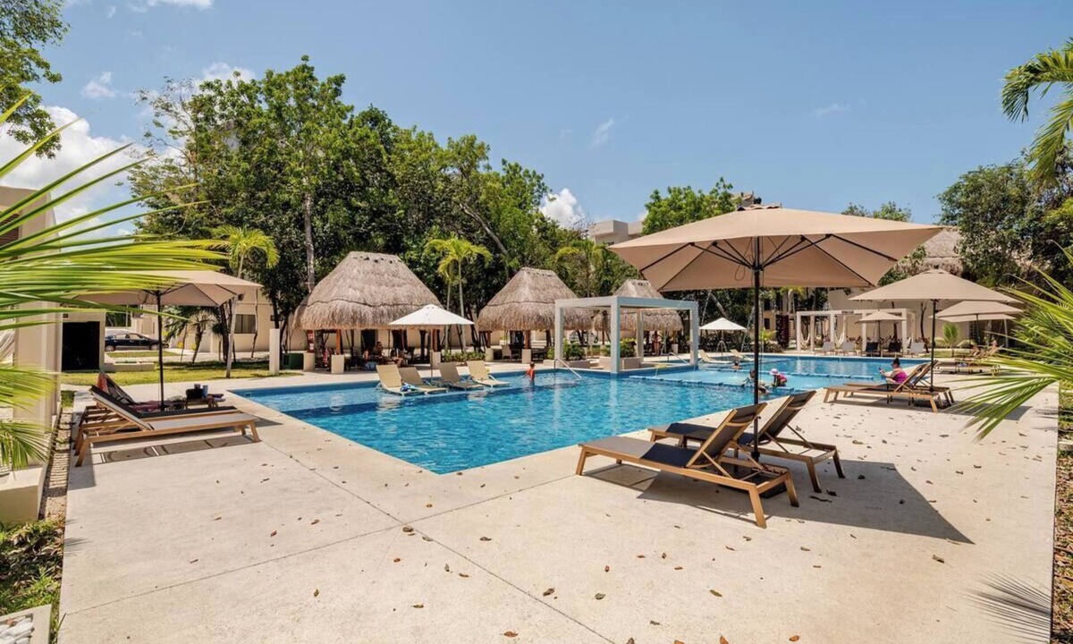 Puerto Morelos Condo | Resort Vibes King bed Pool Gym tennis pickle court High Speed Wifi