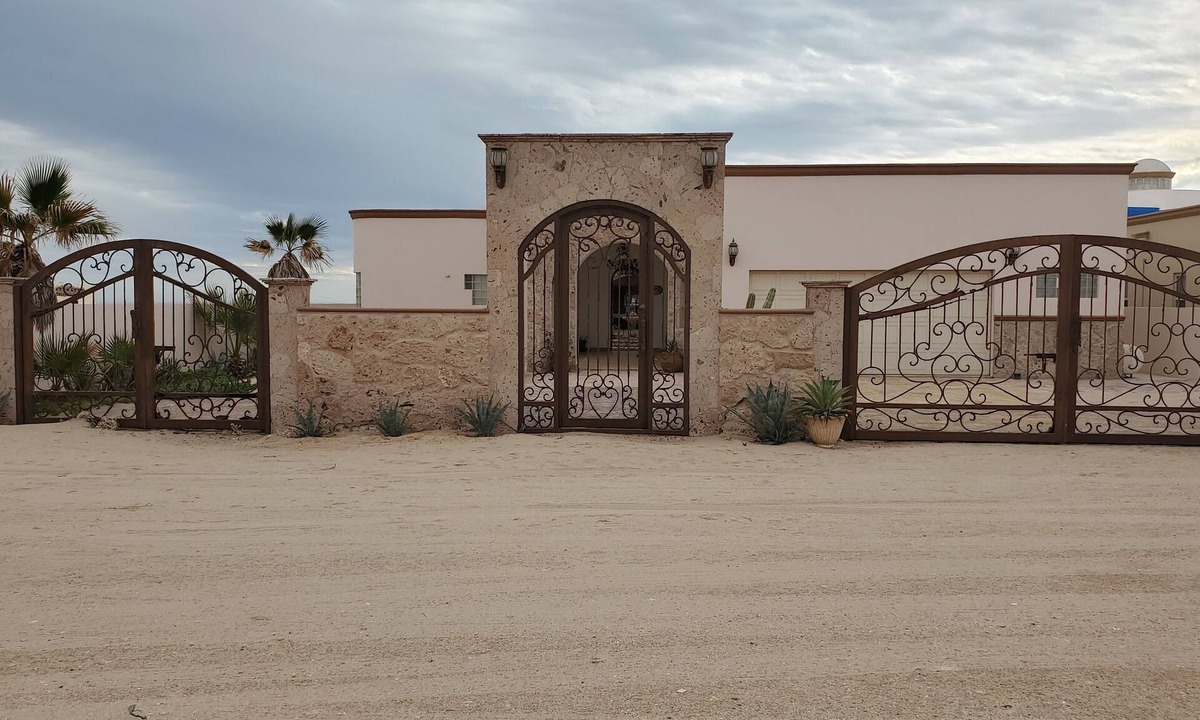 Puerto Penasco House | Right On The Beach! 4bdrm home. Huge Kitchen. Pet Friendly. Right on the beach!