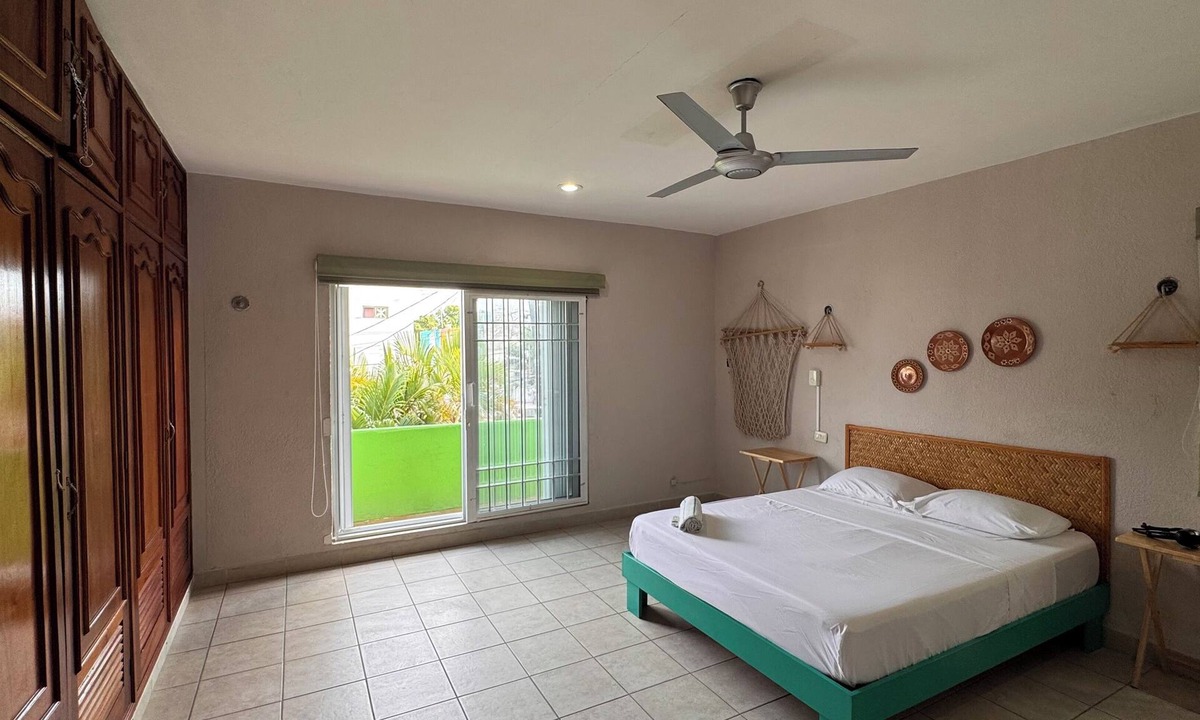 Downtown Cancun House | Spacious building with 7 bedrooms and 7 bathrooms, AC and WiFi in Cancún center