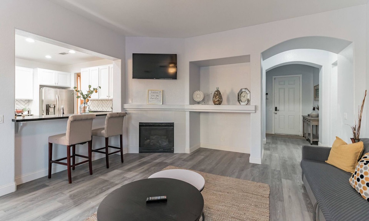 Palmdale House | Spacious Modern Getaway For You