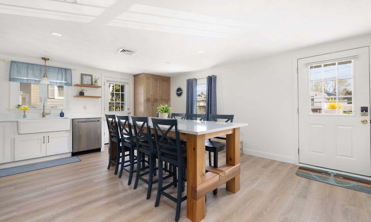 Newport East House | Spacious Private Cottage Close to Beaches & Newport