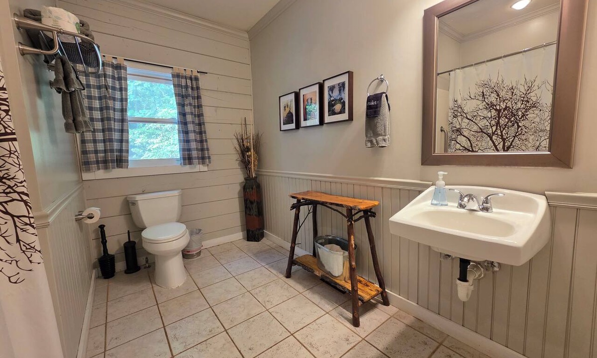 Dahlonega Hotel | Standard Guest Room (Main) - Barefoot Hills - North Georgia Mountains