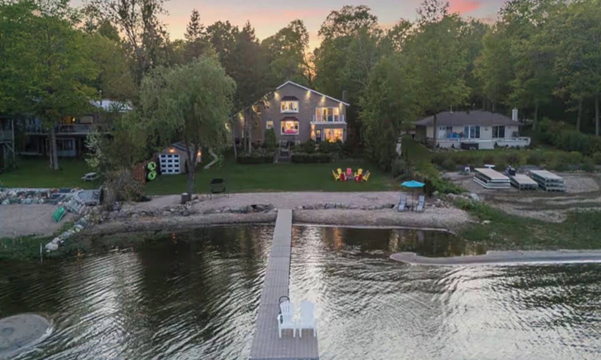 Tiny Cottage | Stylish Sandy Beach 4-Bed Waterfront