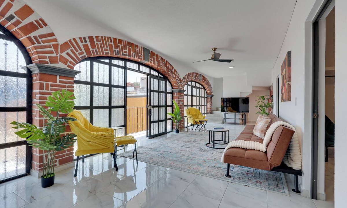 Cuernavaca House | Stylish & Spacious Unit w/Deck in Cuernavaca