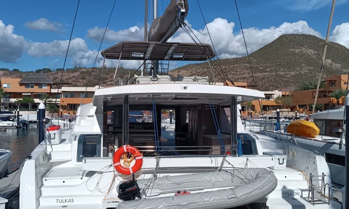 La Paz Boat Rental | Sun-Kissed Sailing in Mar de Cortez: A Baja California Sur Beach Experience