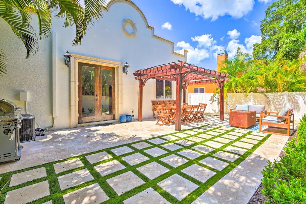 Alta Vista House | Sunny Sarasota Abode w/Yard ~ 1 Mi to Dtwn!
